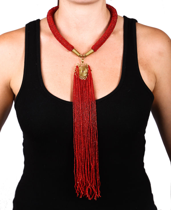 A necklace intended to make you stop and look twice. Handcrafted by artisans in East-Africa. The Kalia necklace can be worn with your favorite summer tank top or a simple blouse.